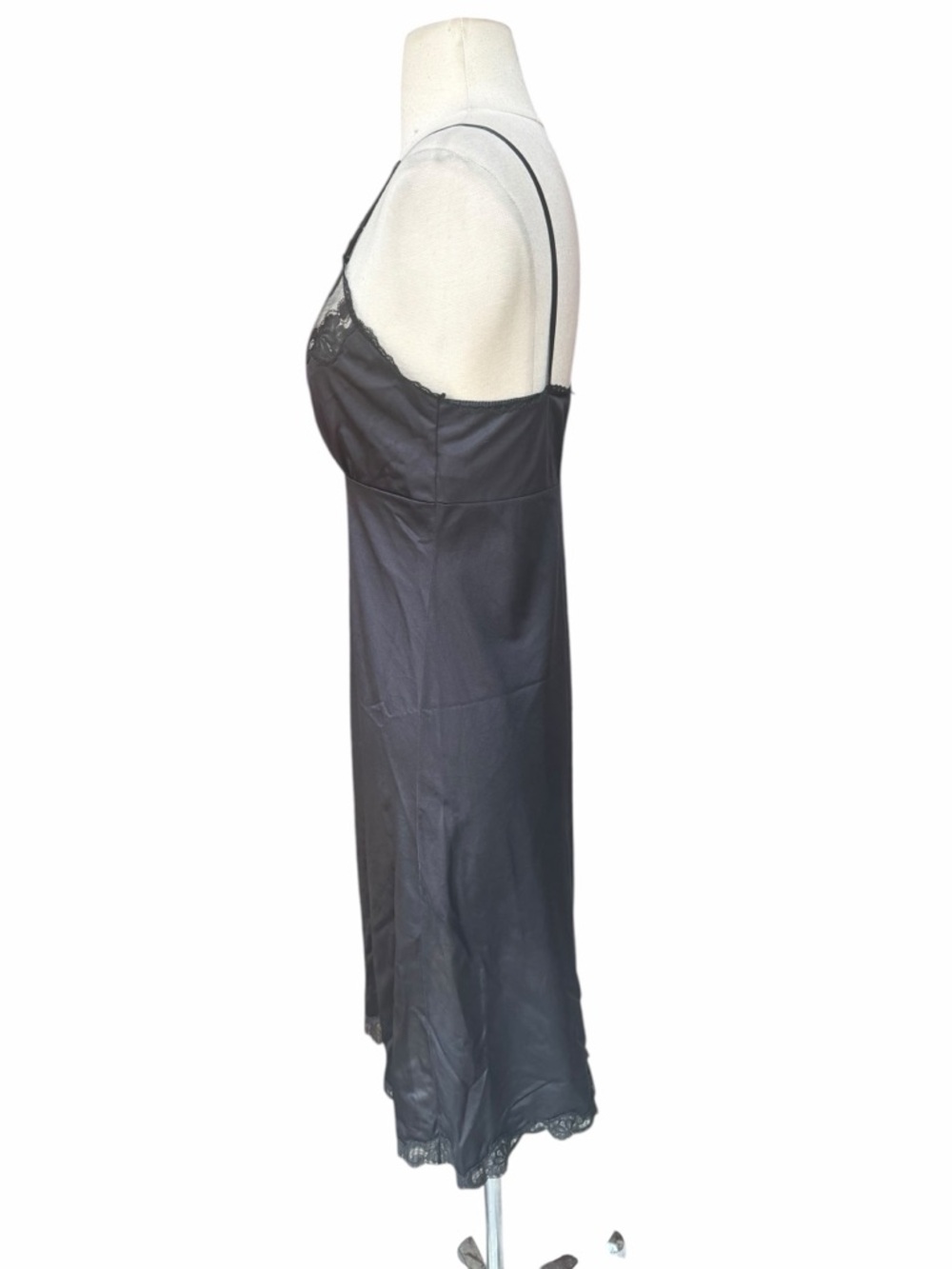 1980s/90s Ashley Taylor 100% Nylon V-Neckline Scalloped Floral Lace Slip - Picture 4 of 6